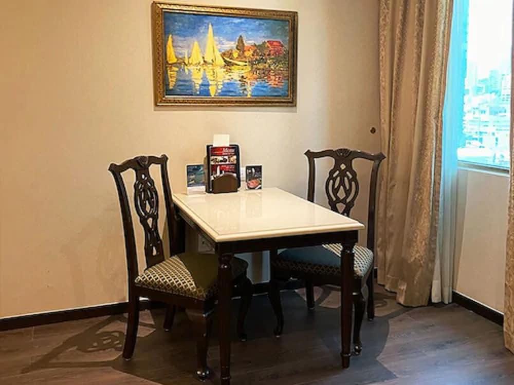 فندق آسفي رويال لاكشري فالي San Pedro Garza Garcia المظهر الخارجي الصورة A table and two chairs