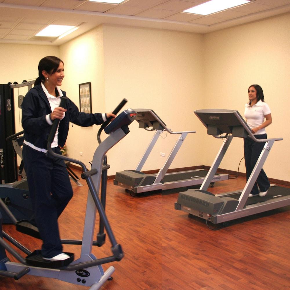 فندق آسفي رويال لاكشري فالي San Pedro Garza Garcia المظهر الخارجي الصورة Two women on treadmills