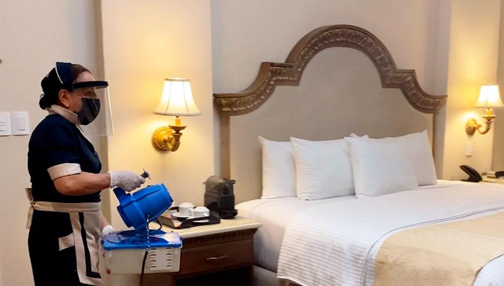 فندق آسفي رويال لاكشري فالي San Pedro Garza Garcia المظهر الخارجي الصورة A hotel employee cleans a guest room at the Hilton San Francisco Airport.